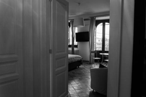 a room with a bedroom with a bed and a door at B&B Bellini in Milo