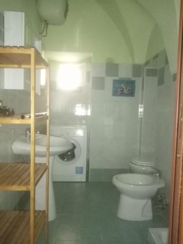 La salle de bains est pourvue de toilettes et d'un lavabo. dans l'établissement Monolocale Foggia Centro, à Foggia