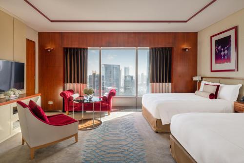 A bed or beds in a room at Jumeirah Emirates Towers