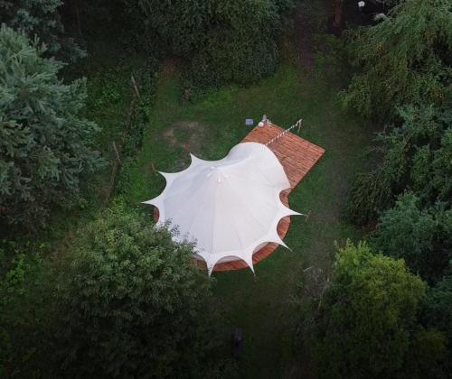 una vista aérea de un paraguas blanco en un patio en Glamping v Sadu en Sadská