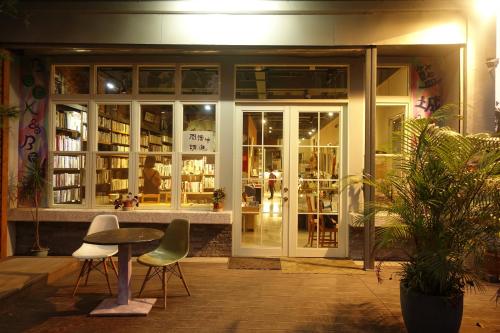 a book store with chairs and a table in front of it at Read to Sleep Book & Bed in Puli