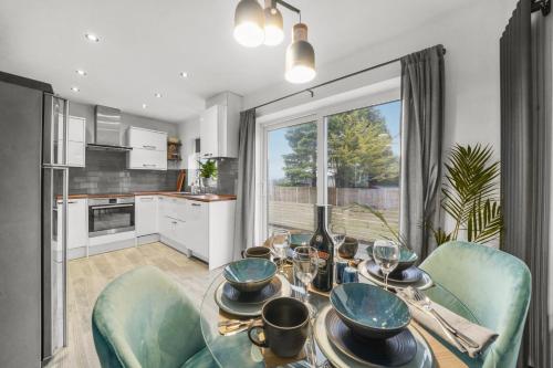 Stunning 2-bedroom house with free parking & WiFi