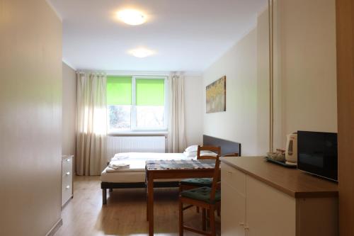 Televízia a/alebo spoločenská miestnosť v ubytovaní Wood Creek Apartments