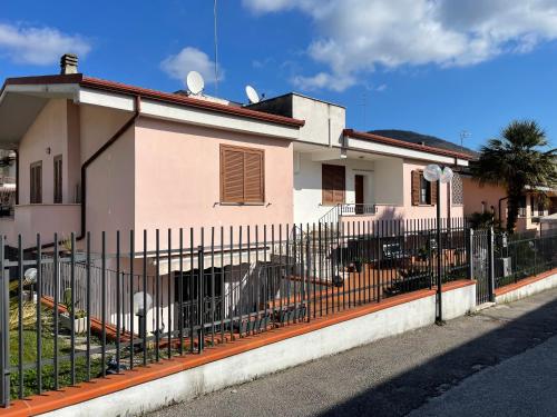 Pozzilli的住宿－Villa Antonella，房屋前的黑色围栏