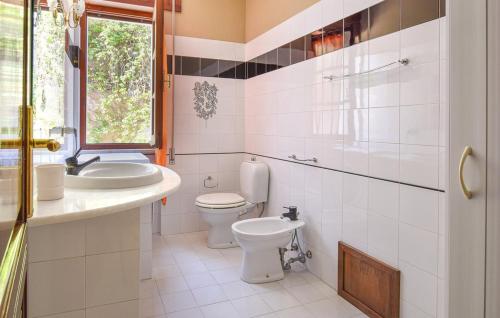 Un baño blanco con inodoro y lavabo. en Appartamento per vacanza, en Castelsardo