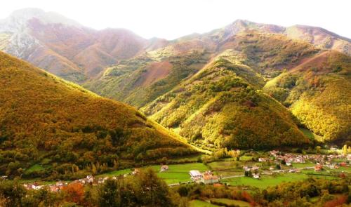a view of a valley with mountains in the background at Hotel Rural El Fundil in El Pino