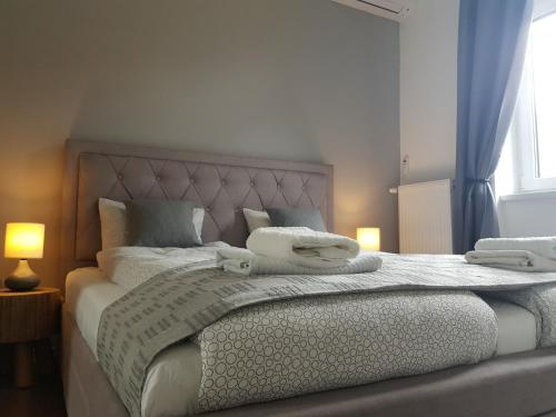 Postel nebo postele na pokoji v ubytování Luxurious Apartment with Balconies in DownTown BP