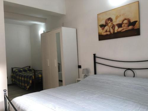 - une chambre avec un lit et une peinture murale dans l'établissement Apartment Sant'Andrea, à Levanto