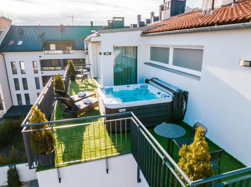 A view of the pool at Hotel Auris or nearby