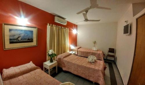 卡洛斯帕斯的住宿－Gran Lourdes Hotel by CPH，酒店客房,设有两张床和一张沙发