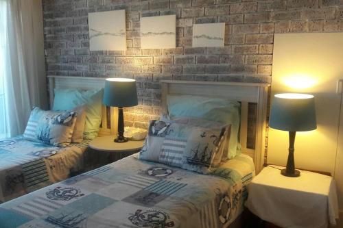 Tempat tidur dalam kamar di The Whitehouse at Oysterbay with dream views