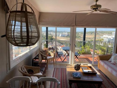 sala de estar con vistas a un balcón en Sea Views Penthouse, en Sitges