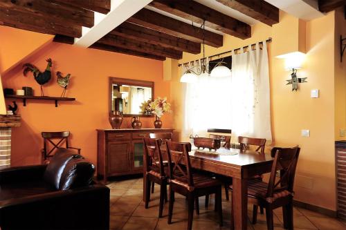 a dining room with a table and chairs at El Valle de la Mantequilla in Aldehuela del Rincón