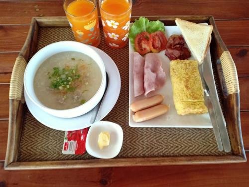 Makanan di atau berdekatan rumah tamu ini