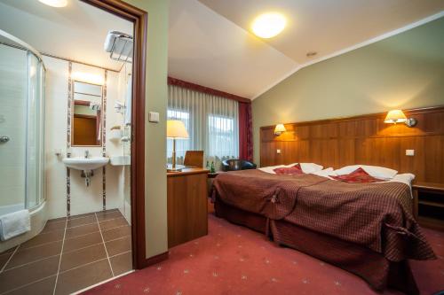 Giường trong phòng chung tại Farmona Hotel Business & SPA