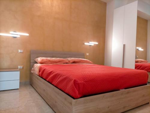 1 dormitorio con 2 camas y manta roja en SCENU', en Martina Franca