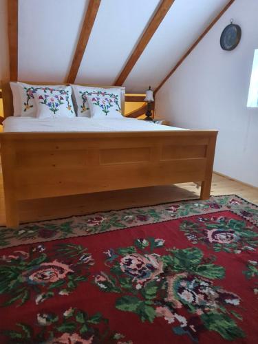 ヴィルパザルにあるVillage house DUNJAのベッドルーム1室(赤い敷物のベッド1台付)
