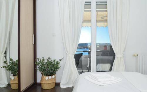 een slaapkamer met een bed en een grote spiegel bij Copacabana Beach Apartments in Trogir