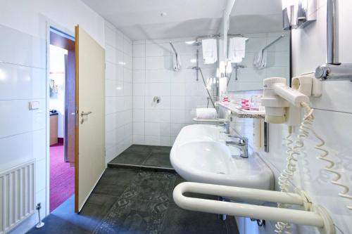 A bathroom at Cascada Central Hotel Rheine