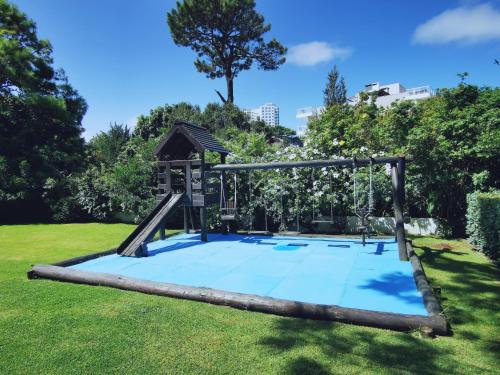 een speeltuin in een park met een glijbaan bij Apartamento de un dormitorio en Edificio "Luna de Mar" in Punta del Este