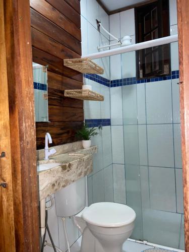 a bathroom with a toilet and a sink at Casa em Paraty in Paraty