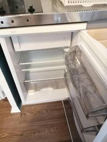 un réfrigérateur vide avec sa porte ouverte dans une cuisine dans l'établissement Studio pour curiste, à Lamalou-les-Bains