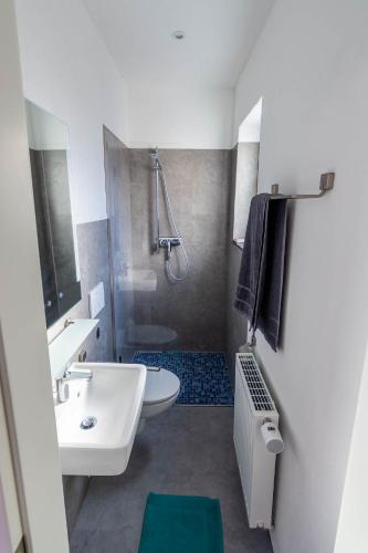 Bilik mandi di Gästehaus Jagsttal