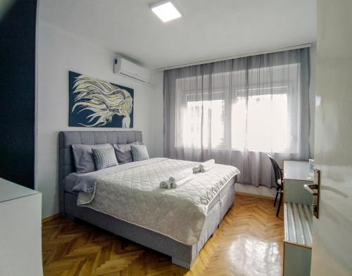 Ένα ή περισσότερα κρεβάτια σε δωμάτιο στο The House Apartments & Guest Rooms
