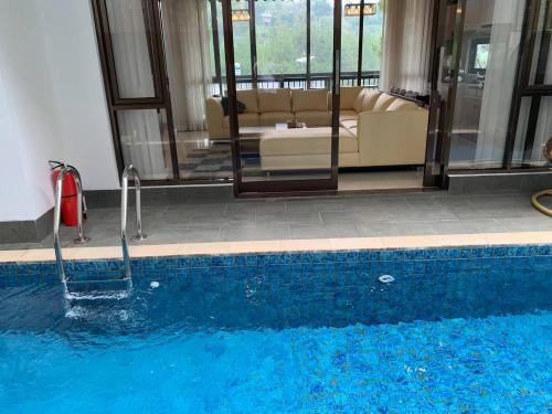 Platinum Dago Resort villa 15px Private Pool Bandung 내부 또는 인근 수영장