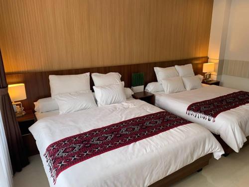 Tempat tidur dalam kamar di Platinum Dago Resort villa 15px Private Pool Bandung