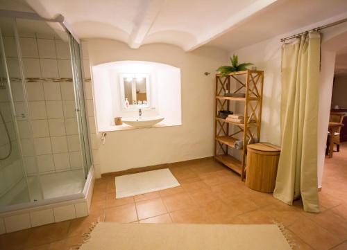 a bathroom with a sink and a shower at Ruhe-Zone in Stemwede