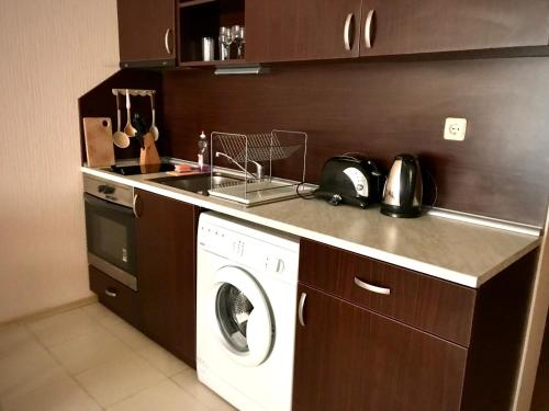 Η κουζίνα ή μικρή κουζίνα στο Vadim Apartments in Panorama Beach Vigo Nessebar