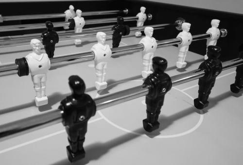 a group of plastic mannequins on a chess board at Superbe appart.T2 face à la mer à Tréboul Douarnenez in Douarnenez
