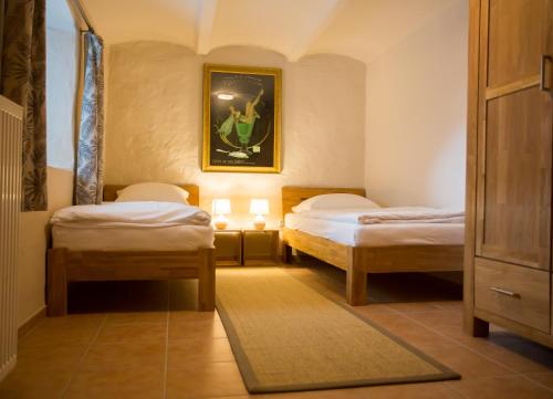 2 łóżka pojedyncze w pokoju z 2 lampami w obiekcie Ruhe-Zone w mieście Stemwede