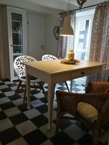 a dining room with a table and chairs at Siegen Altstadt Oberstadt Häuschen in Siegen