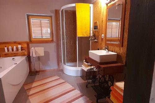 Kuća za odmor Forest Dream u blizini rijeke Kupe tesisinde bir banyo