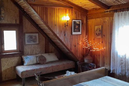 una habitación con un banco en la esquina de una casa en Kuća za odmor Forest Dream u blizini rijeke Kupe en Plešce
