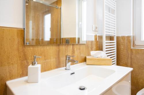 łazienka z umywalką i lustrem w obiekcie Cube 67 - Villa w mieście Palermo
