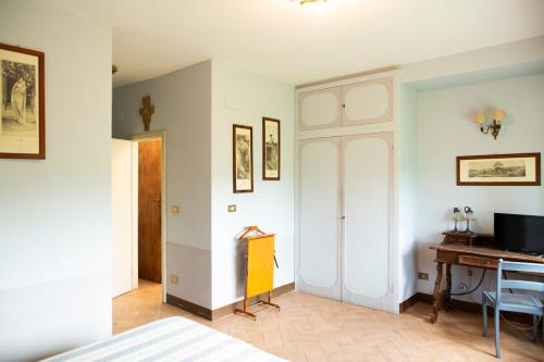 a bedroom with a white door and a desk at Villa Pardi in Manoppello
