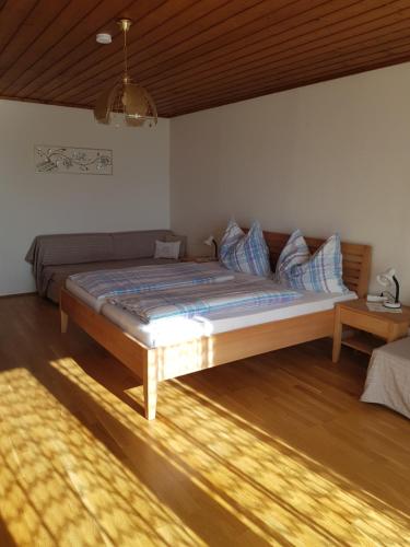 Postel nebo postele na pokoji v ubytování Obstbau und Gästezimmer Stani