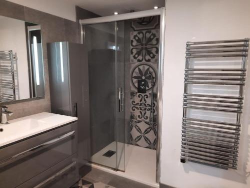 une salle de bain avec douche et lavabo dans l'établissement Villa Les Oliviers, à Caromb