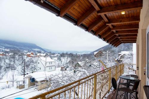 En generel udsigt til bjerge eller udsigt til bjerge taget fra lejligheden