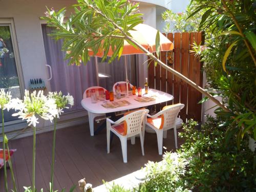 - une table avec des chaises et un parasol sur la terrasse dans l'établissement lovely apartments with terrace, à Cannes