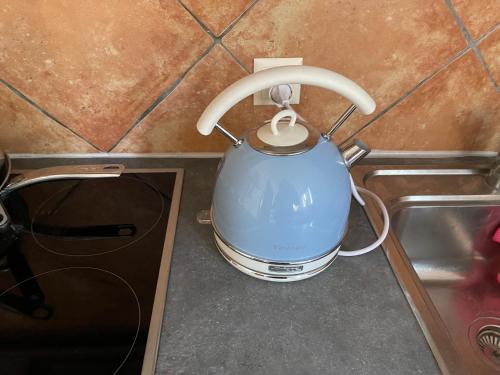 a blue tea kettle sitting on top of a counter at Studio 3 lits simple in Saxon