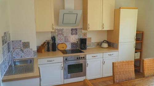 A kitchen or kitchenette at Ferienwohnung Sonnenwald