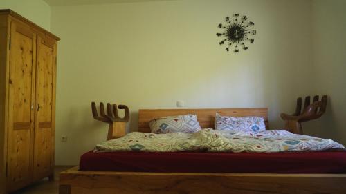 A bed or beds in a room at Ferienwohnung Sonnenwald