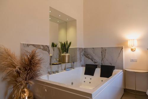 een grote badkamer met een bad met 2 kussens bij Terra Mia Suite in Pompei