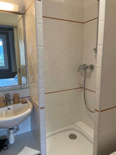 une salle de bain avec douche et lavabo dans l'établissement Au Tapis de Sable, à Saint-Cyr-sur-Mer