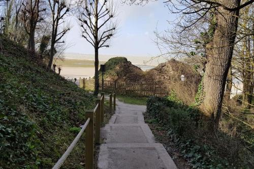 a path leading up a hill with a fence at Appartement Capsea 4 étoiles, St Valery-sur-S, avec 2 parkings gratuits in Saint-Valery-sur-Somme
