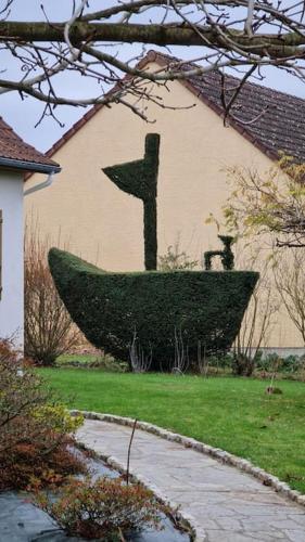 a statue of a boat on the side of a house at Appartement Capsea 4 étoiles, St Valery-sur-S, avec 2 parkings gratuits in Saint-Valery-sur-Somme